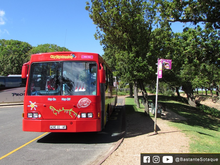 Ônibus vermelho em Constantia - Cidade do Cabo/Cape Town, África do Sul