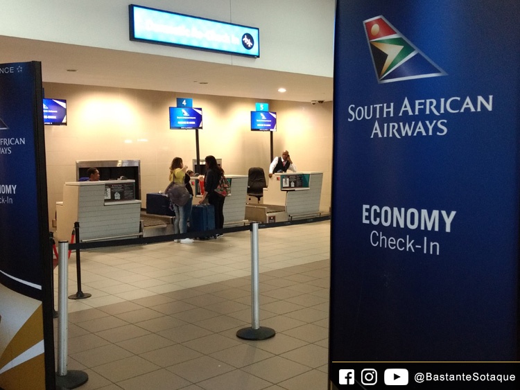 Balcão de recheck-in da SAA no Aeroporto OR Tambo de Joanesburgo
