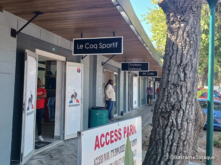 Loja esportiva outlet Le Coq Sportif. Camisas de times da África do Sul. Access Park, Cidade do Cabo/Cape Town.