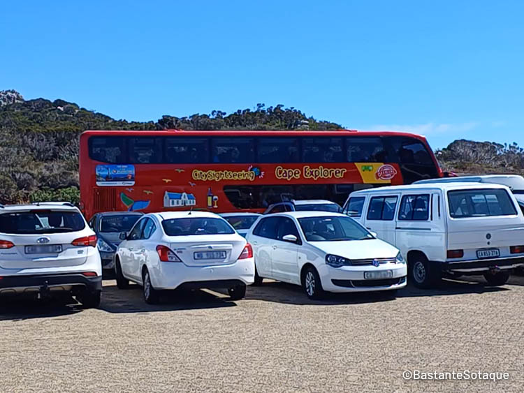 Ônibus vermelho que vai ao Cabo da Boa Esperança e praia dos pinguins de Cape Town.