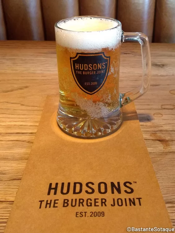 Caneca de cerveja da hamburgueria Hudsons